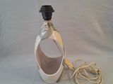 une bouteille attachée à une ficelle, posée sur une table