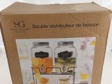 une boîte contenant deux bocaux de nourriture
