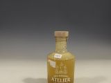une petite bouteille de sirop posée sur un plan de travail