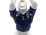 statue d'un homme tenant un ballon de football au-dessus de sa tête