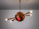 une lampe suspendue au plafond de la pièce