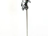 une lampe posée sur un support dans une pièce