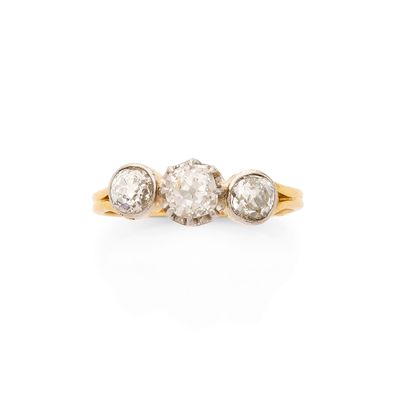 une bague en or jaune sertie de trois diamants