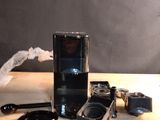 un téléphone portable posé sur une table, à côté d'une paire de ciseaux