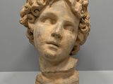 tête de femme en marbre aux cheveux bouclés