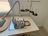 une machine à coudre posée sur une table dans une pièce