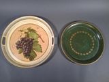 deux assiettes sur lesquelles sont peints des raisins, posées sur une table