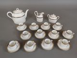plusieurs tasses et soucoupes et une théière sur la table