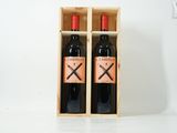 deux bouteilles de vin rouge dans un coffret en bois posé sur une surface blanche