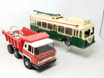 JOUSTRA, 2 véhicules usagés, en l'état