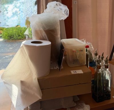 une pile de papier toilette et d'autres objets posés sur une table