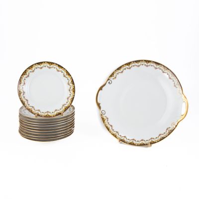 deux assiettes à bord doré et une assiette blanche à bord doré