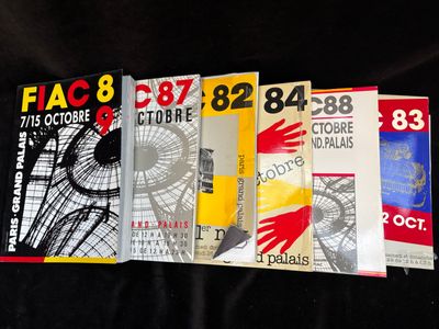 beaucoup de livres posés sur une table noire