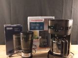 une cafetière et un mixeur posés sur une table