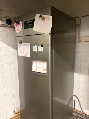 un réfrigérateur argenté dans un coin de la cuisine