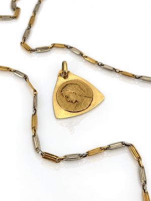 collier plaqué or avec une pièce et un pendentif triangulaire sur une chaîne