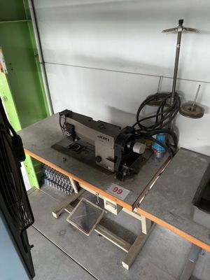 une machine à coudre posée sur une table dans un garage