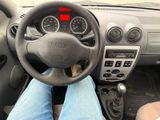 quelqu'un est assis sur le siège du conducteur d'une voiture, les pieds sur le volant