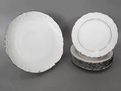 beaucoup d'assiettes empilées les unes sur les autres