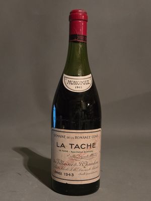 une bouteille de vin posée sur une table