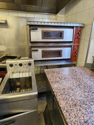 une image d'une cuisine commerciale avec une cuisinière et un four