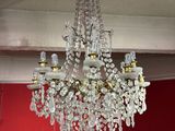 un lustre en cristal suspendu au plafond d'une pièce