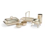 un assortiment d'argenterie comprenant un plateau, un bol et d'autres objets