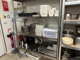 une cuisine avec beaucoup de casseroles et de poêles sur les étagères