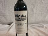 une bouteille de vin posée sur une table, avec une étiquette indiquant son prix