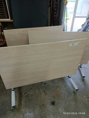 une table qui a été aménagée de manière à donner l'impression qu'elle se trouve dans un magasin