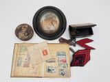 une photo montrant une collection de timbres, de timbres et d'autres objets posés sur une table