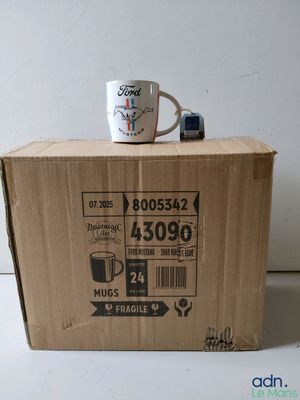 une tasse à café posée sur une boîte en carton