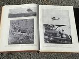 un livre ouvert posé par terre, avec des images d'avions