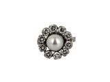 gros plan d'une bague en perles et diamants sur fond blanc