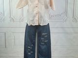 une photo d'un mannequin portant une chemise et un jean