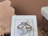 une boîte blanche contenant une bague en diamant
