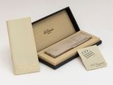 une boîte contenant un stylo et une carte de visite