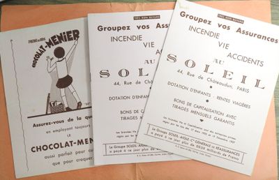 trois prospectus posés sur une table, à côté d'une tasse de café