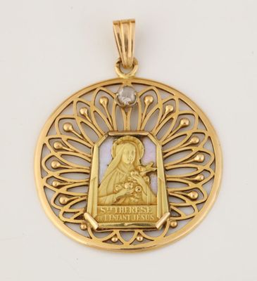 un pendentif en or représentant la Vierge Marie et l'Enfant Jésus
