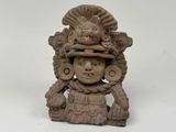 une statue antique représentant un homme coiffé d'un chapeau