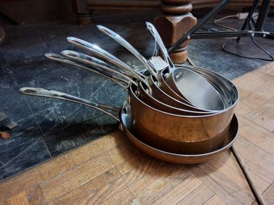 beaucoup de casseroles et de poêles posées par terre