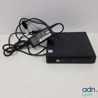 un ordinateur portable muni d'un cordon d'alimentation