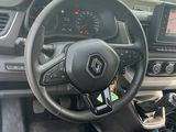 l'intérieur d'une voiture avec un volant et des commandes sur le tableau de bord