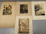 quatre vieux livres sur lesquels figurent des dessins de maisons et d'arbres