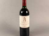 une bouteille de vin posée sur une table