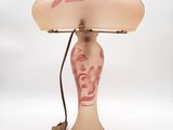 une photo d'une lampe de table surmontée d'un abat-jour rose