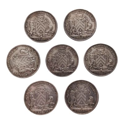 six anciennes pièces d'argent britanniques sur fond blanc