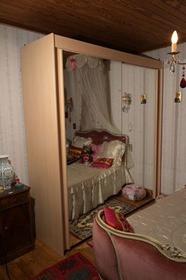 une chambre avec un lit et une commode