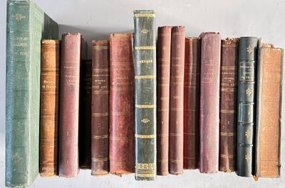 de nombreux livres anciens alignés les uns à côté des autres sur une étagère