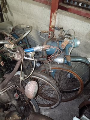 many old bikes that are parked in a garage